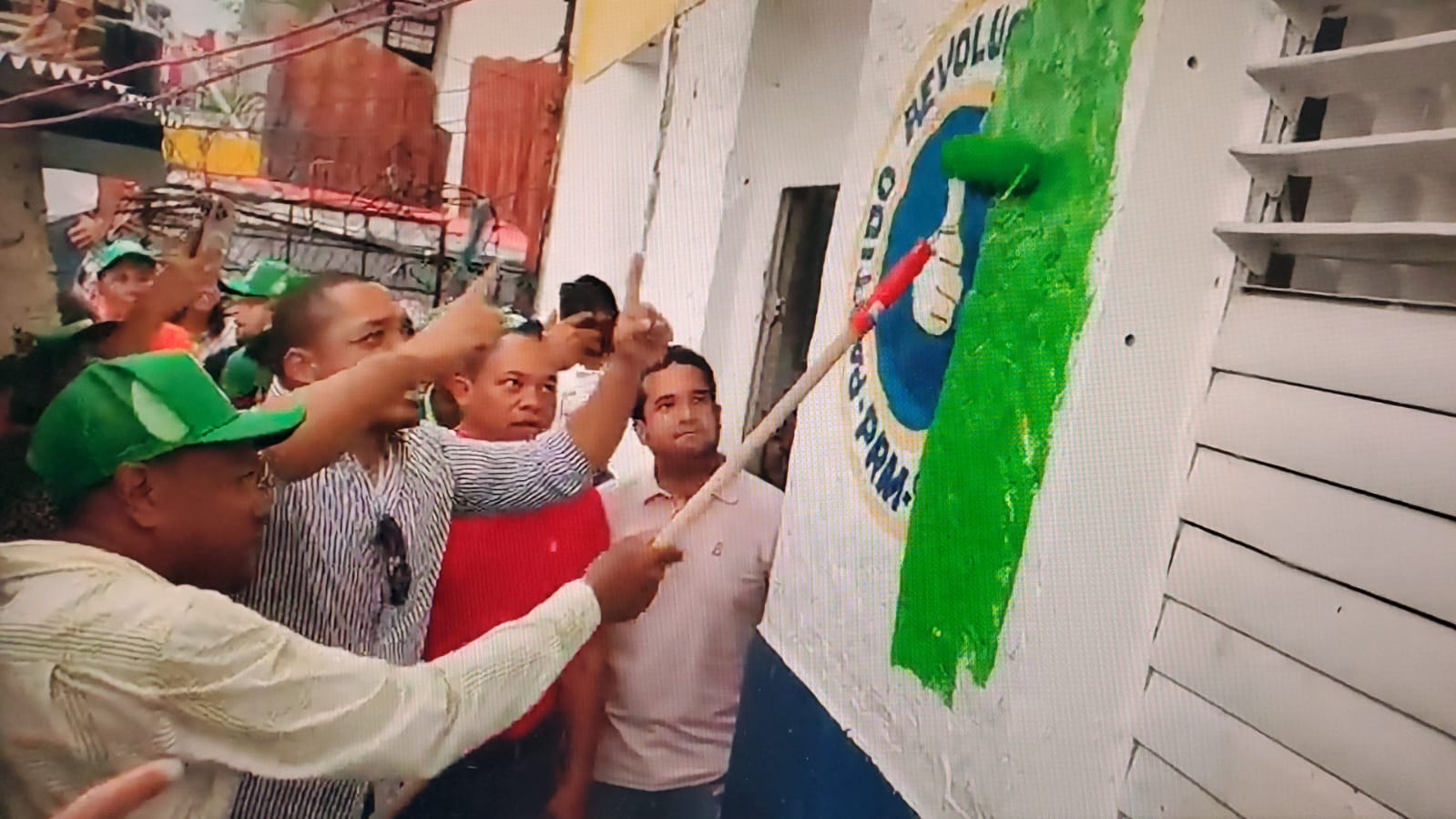 PINTAN DE VERDE LOCAL DEL PRM EN CRISTO REY