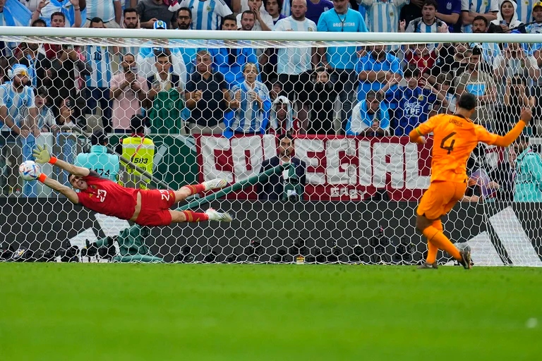 ARGENTINA VENCE PAÍSES BAJOS EN PENALES Y PASA A SEMIFINAL