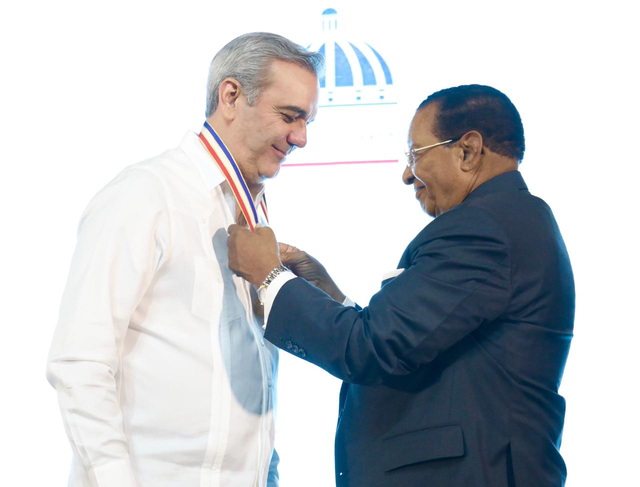 RECONOCEN AL PRESIDENTE LUIS ABINADER