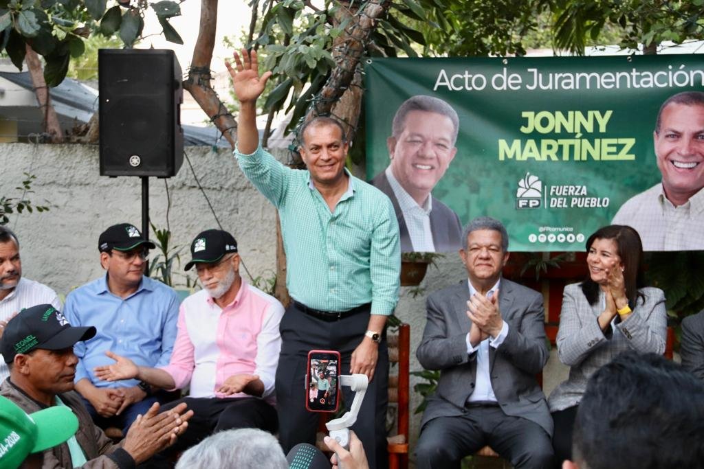 LEONEL JURAMENTA EN FP AL EXEMBAJADOR DEL PLD JONNY MARTINEZ