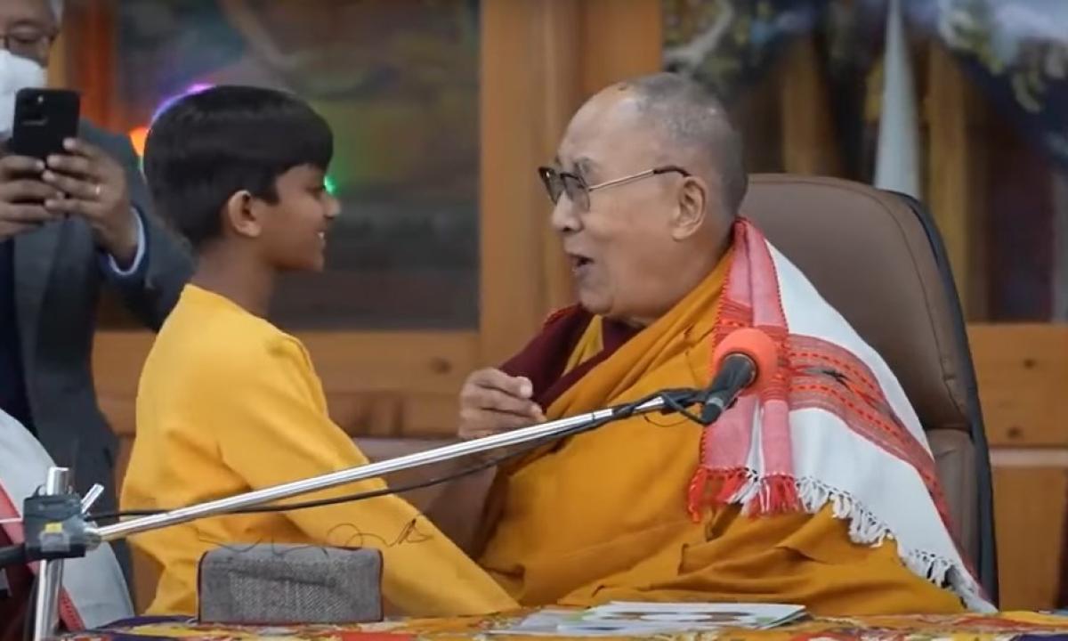 Polémico video: Dalai Lama besa y pide a niño que ‘chupe’ su lengua