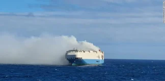 CARGUERO CON 3,000 AUTOS ARDE EN EL MAR DEL NORTE