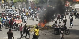 HAITIANOS PIDEN RENUNCIA DE PRIMER MINISTRO ARIEL HENRY