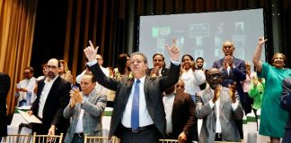 Leonel Fernández en las calles junto a precandidatos de la Fuerza del Pueblo