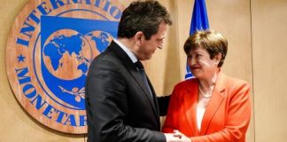 Técnicos del FMI y las autoridades argentinas acuerdan un paquete para reconstruir las reservas y mejorar el orden fiscal