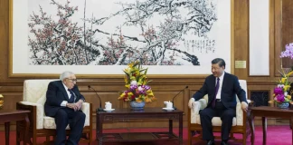 XI JINPING DA UNA CALIDA BIENVENIDA A HENRY KISSINGER