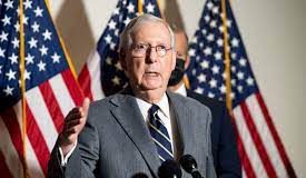 Senado, McConnell, abandona brevemente la conferencia de prensa después de congelarse a mitad de la oración