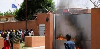 NIGERINOS SE MANIFIESTAN FRENTE A LA EMBAJADA DE FRANCIA EN EL PAIS AFRICANO