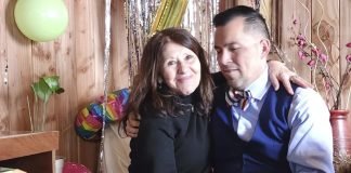 TRAS SER ROBADO HACE 42 AÑOS, MADRE ABRAZA A SU HIJO POR PRIMERA VEZ