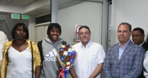 LLEGO AL PAIS LA CAMPEONA MUNDIAL DE LOS 400 METROS