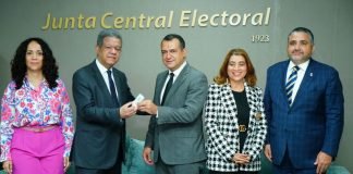 FERNANDEZ ENTREGA A LA JUNTA ELECTORAL PADRON CON MAS DE DOS MILLONES DE AFILIADOS