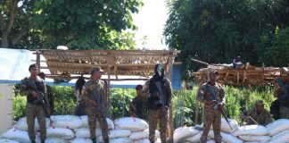 HAITIANOS CONSTRUYEN TRINCHERAS EN AREAS DEL CANAL