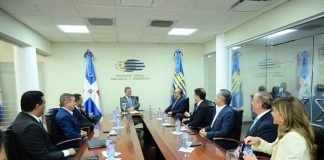 LEONEL FERNANDEZ RECIBE A LOS EMPRESARIOS