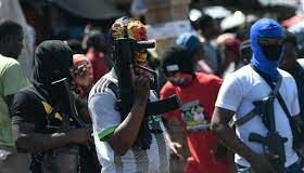SAQUEAN E INCENDIAN ESTACION POLICIAL EN HAITI