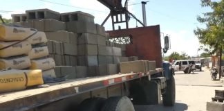 DISPERSAN TURBA DE HAITIANOS QUE INTENTABAN CERRAR PUENTE CON BLOQUES