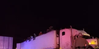 RESCATAN 123 MIGRANTES QUE VIAJABAN EN UN TRAILER