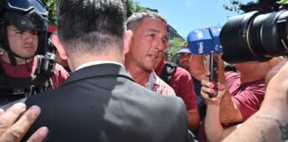DETENIDO UN HOMBRE QUE LANZO BOTELLA A JAVIER MILEI