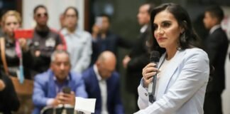 Ecuador: vicepresidenta dice que asumirá la Presidencia, en creciente pugna con Noboa