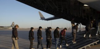 En imágenes: los primeros vuelos de deportaciones a América Latina de la era Trump