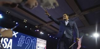 Los fanáticos de los Cachorros de Chicago reciben con entusiasmo a Sammy Sosa