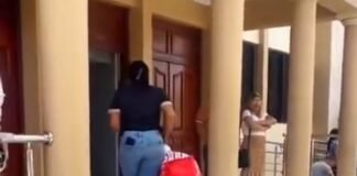 Madre lanza restos de su hija frente a Fiscalía de Higüey en protesta por falta de justicia