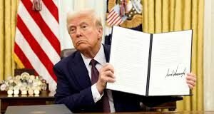 PRIMERA LEY FIRMADA POR TRUMP SE BASA EN BULOS Y XENOFOBIA