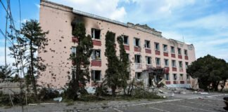 Ucrania y Rusia se acusan mutuamente de un ataque mortal en un internado en Kursk