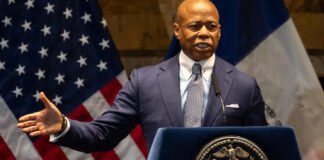 El consejo de Nueva York pide la renuncia del alcalde tras el archivo del caso de corrupción en su contra