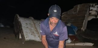 Medio Ambiente retira restos oxidados de embarcación abandonada en Playa Punta Popy tras denuncia ciudadana hecha en Somos Pueblo