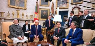 Trump colgó su foto policial y la exhibe fuera de la Oficina Oval