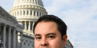 JOVEN EMPRESARIO RECIBE CONDECORACIÓN CONGRESO EEUU