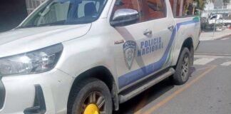 Alcaldía de Moca inmoviliza vehículos, incluida una camioneta policial, por estacionamiento indebido