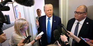 Tras el veto a AP, la Casa Blanca anuncia que desde ahora elegirá qué medios cubren a Trump