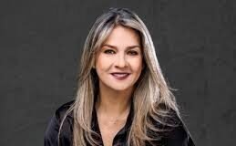 QUIEN ES VICKY DÁVILA