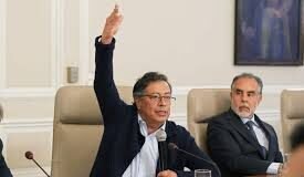 PRESIDENTE PETRO PIDE RENUNCIA DE SU GABINETE