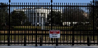 Agentes del Servicio Secreto de Estados Unidos disparan a un hombre armado cerca de la Casa Blanca