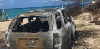 Así quedaron los vehículos incendiados tras los disturbios protagonizados por obreros haitianos en Uvero Alto