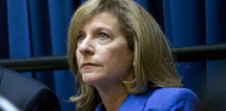 Jueza declara nulo el despido por parte de Trump del jefe de la agencia de control federal