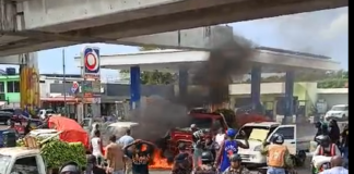 Comerciantes protestan frente al ayuntamiento de Santo Domingo Norte y bloquean el tránsito