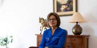 La batalla por la nacionalidad de una profesora venezolana tras casi 40 años en España | España