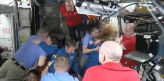 REGRESAN A LA TIERRA LUEGO DE NUEVE MESES EN EL ESPACIO