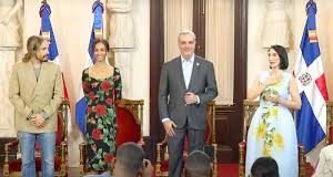 ZOE SALDAÑA RECIBE ORDEN HERÁLDICA