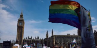Miles de británicos se manifiestan por los derechos trans ante la polémica definición legal de mujer