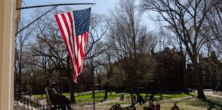 Una jueza de distrito suspende la ofensiva de Trump contra Harvard y la universidad denuncia al gobierno
