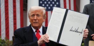 Trump declara una guerra comercial al mundo y anuncia un arancel universal base del 10%