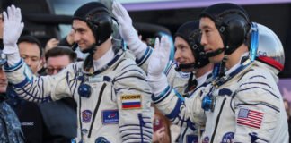 La nave Soyuz, con astronautas rusos y estadounidense, inicia su viaje a la Estación Espacial Internacional