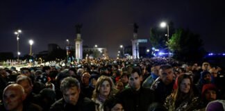 Una multitud de fieles se aglomera cerca a la plaza de San Pedro para el funeral del papa