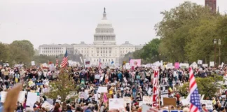 CON EL LEMA «MANOS FUERA» (HANDS OFF) PROTESTAN CONTRA LAS POLÍTICAS DE TRUMP