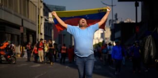 Las familias de los venezolanos encerrados en la megacárcel de Bukele cumplen dos semanas sin contacto con ellos