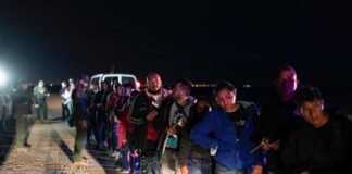 Una jueza bloquea temporalmente la orden de Trump para revocar el ‘parole’ de medio millón de inmigrantes | Inmigración en Estados Unidos